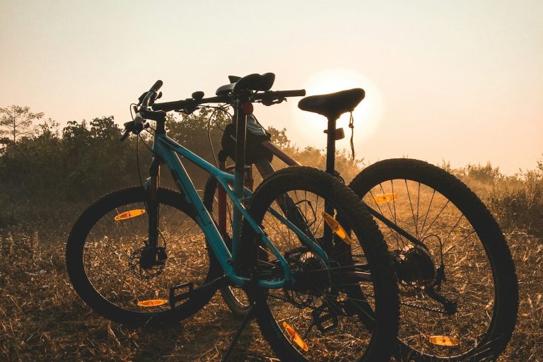 Fahrradplatz Zwei Fahrräder stehen im Sonnenuntergang auf einem Feld.